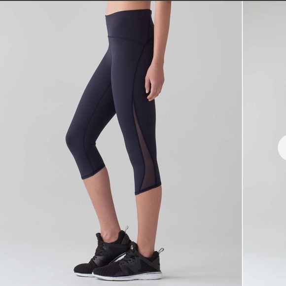 Lululemon Train Times Crop 17” in Midnight Navy Size 4